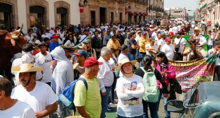 Realizan Megamarcha en Morelia