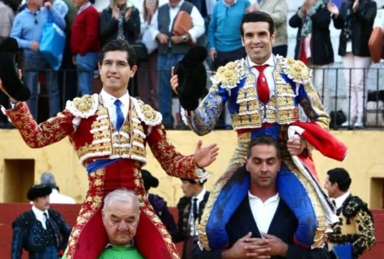 Luis David y De Justo a hombros en Jerez de los Caballeros.