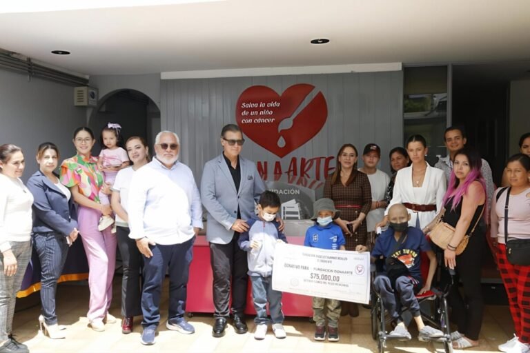 Ángeles Taurinos entrega cheque a DONA Arte
