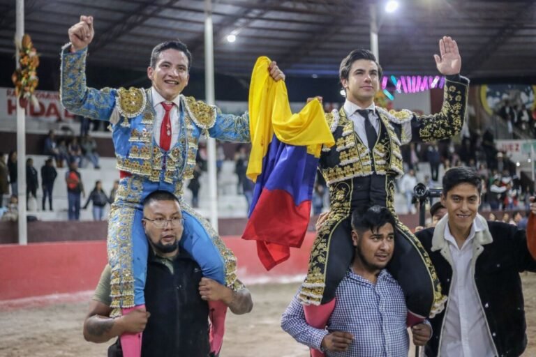 Colombo y Castañeda a hombros en Tlahuelilpan, Hidalgo.