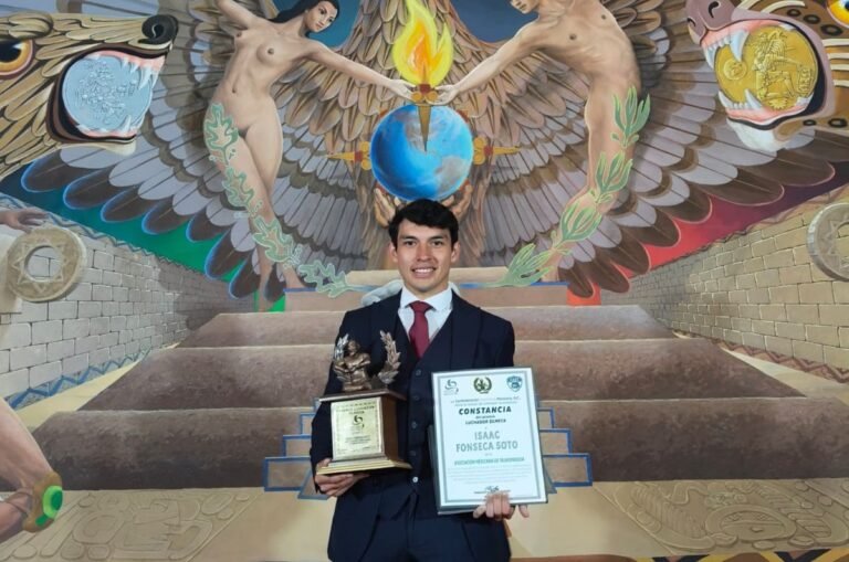 FONSECA RECIBE EL TROFEO LUCHADOR OLMECA
