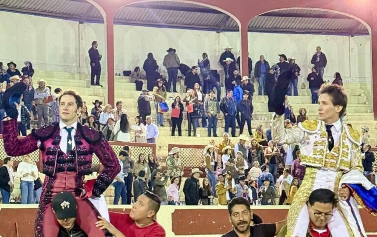 Triunfal mano a mano de los Arturo