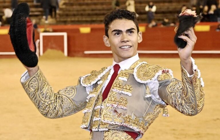 Garibay debuta con picadores en España