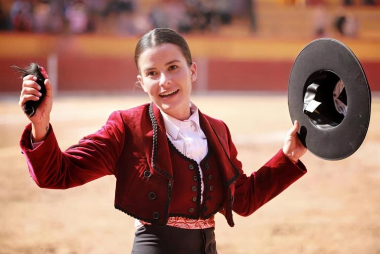 Miriam Cabas reaparece y corta una oreja