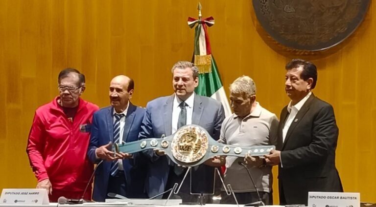 Homenaje del CMB Al ex campeón gallo Rafael Herrera en la Cámara de Diputados