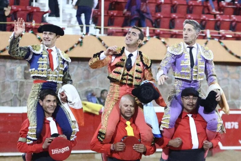 Triple salida a hombros en la Corrida de la Independencia